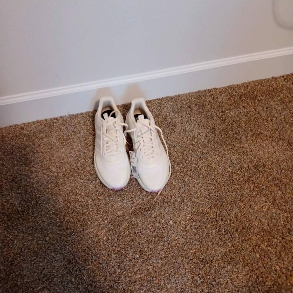 Tennis shoes